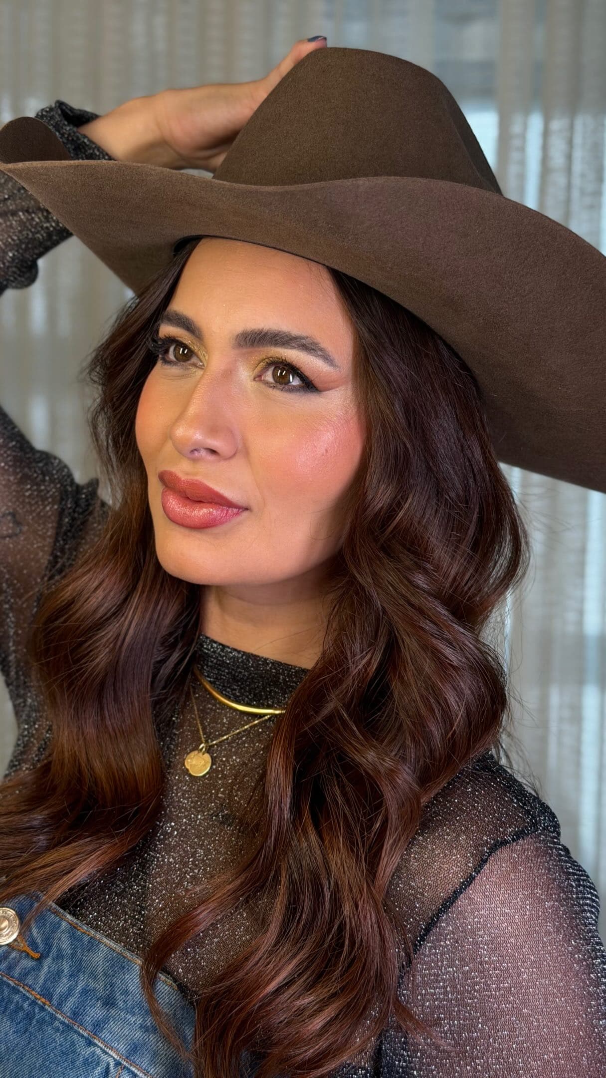 A roupa está escolhida. O chapéu também. Agora falta reservar a produção.
Para a Festa do